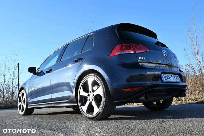 Volkswagen Golf - 10