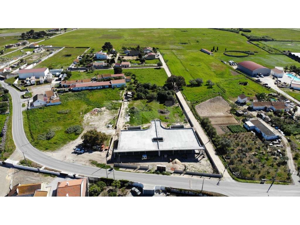 Quinta com moradia moderna térrea c/ piscina e jardim-30