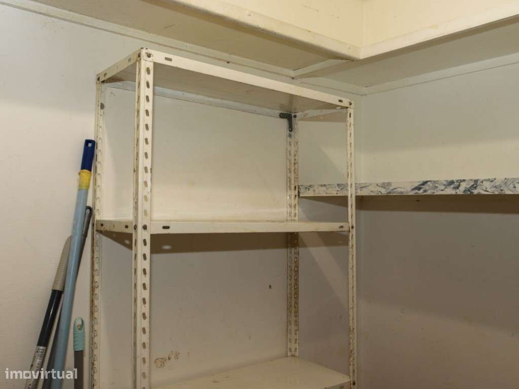 Apartamento T2 no Centro de Faro Ideal para renovar-11