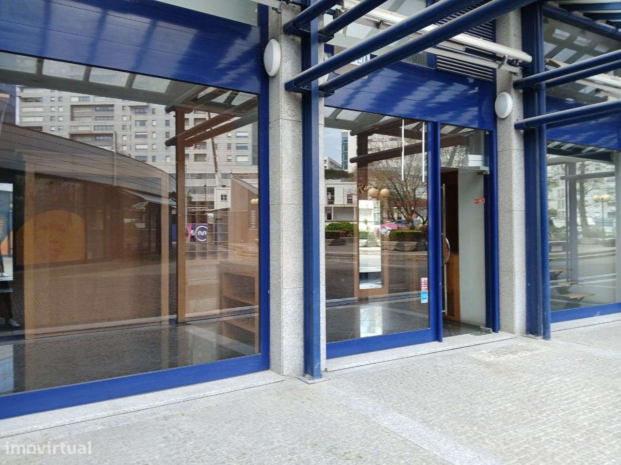 Loja junto ao metro da Praça da Galiza-Porto - Grande imagem: 2/9