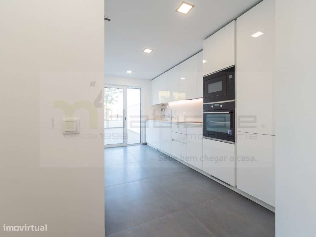 T2 Excelentes Acabamentos com Terraço e Box Perto da Praia de Carca...-4