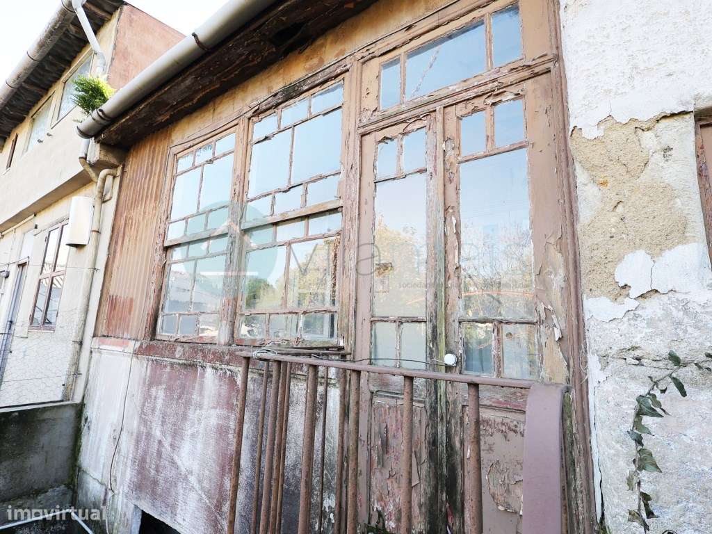 Moradia para reconstrução situada numa zona privilegiada do Porto-7