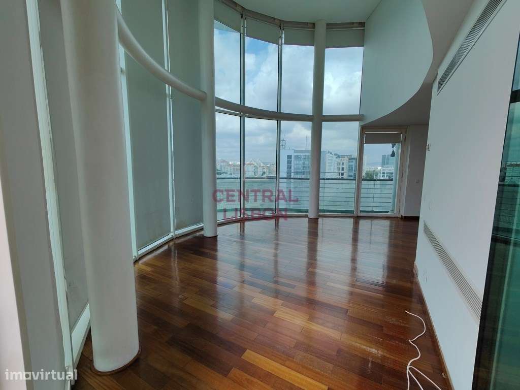 Duplex T3 com Vista Rio | 13º e 14º Piso | 2 Estacionamentos | Segu... - Grande imagem: 3/32