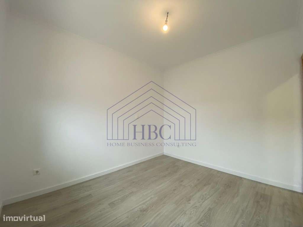 Moradia T5 Moderna e Remodelada no Feijó - Espaço, Conforto e Exclu...-13