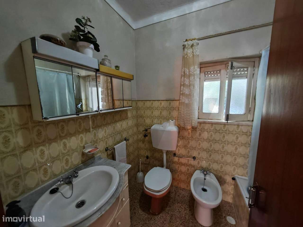 Moradia T3 no Tramagal, numa prestigiada localização da vila-7