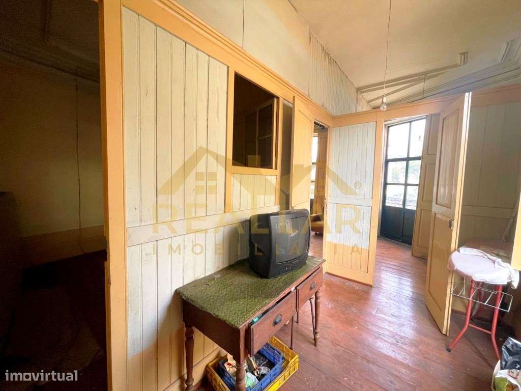 Prédio no centro do Porto com enorme potencial financeiro - Grande imagem: 4/25