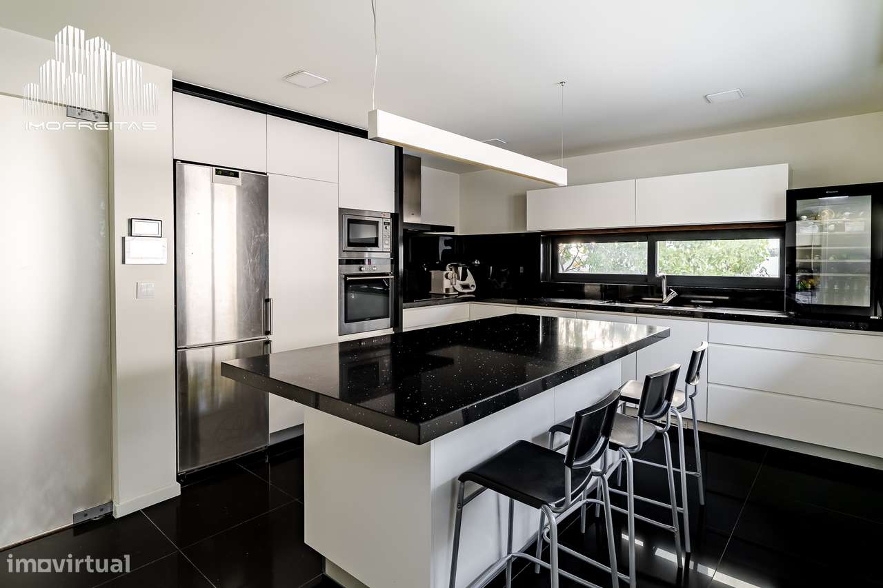 Moradia T4 de Luxo com Piscina numa das Melhores Zonas de Braga!-6