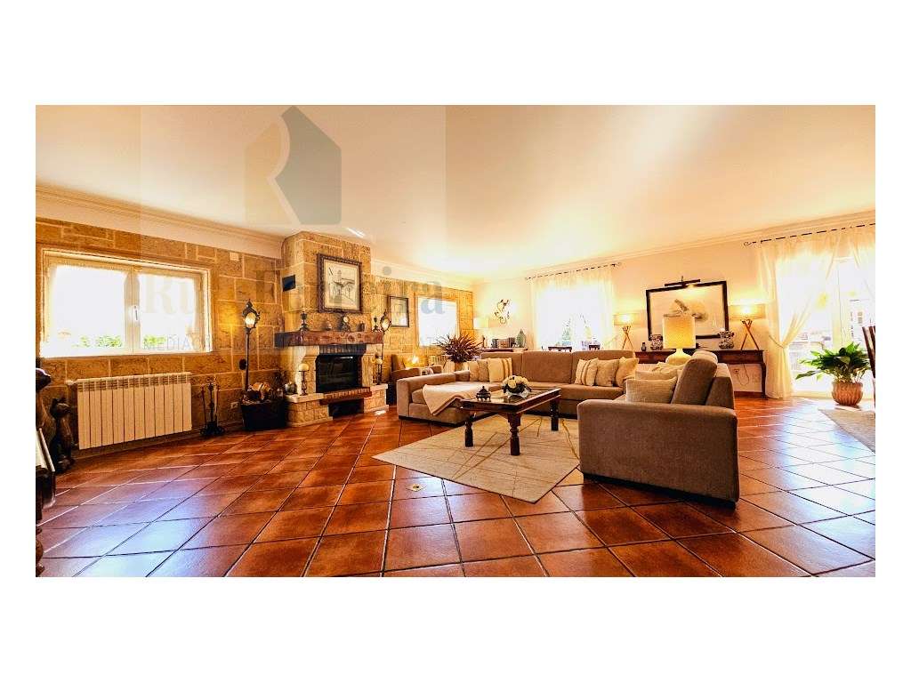 Moradia Isolada com amplo espaço exterior !!-12