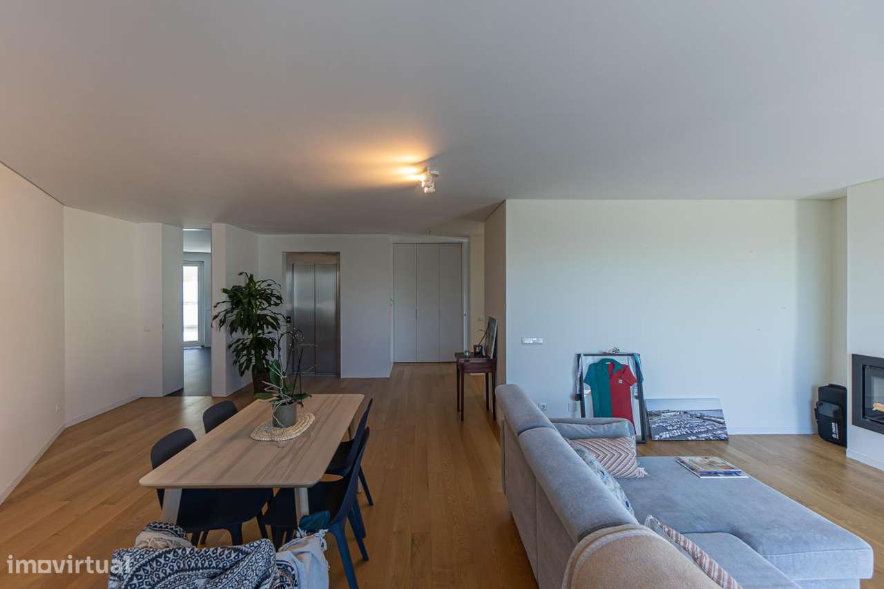 Moradia T3, em Leça da Palmeira na 1ª Linha de Mar-23