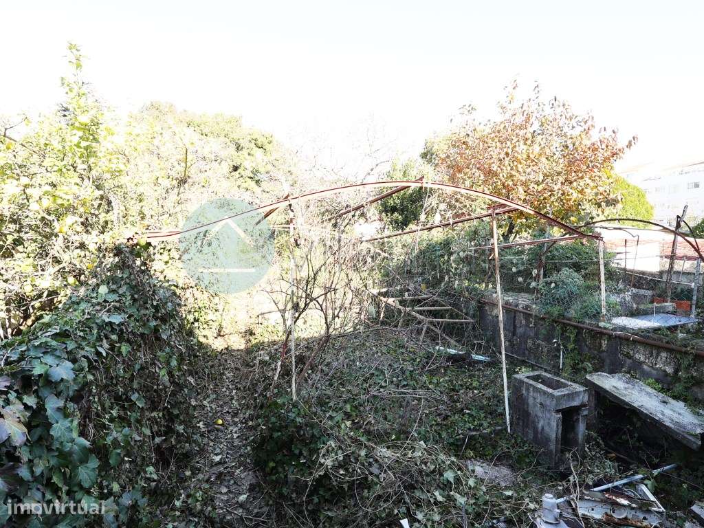 Moradia para reconstrução situada numa zona privilegiada do Porto-8