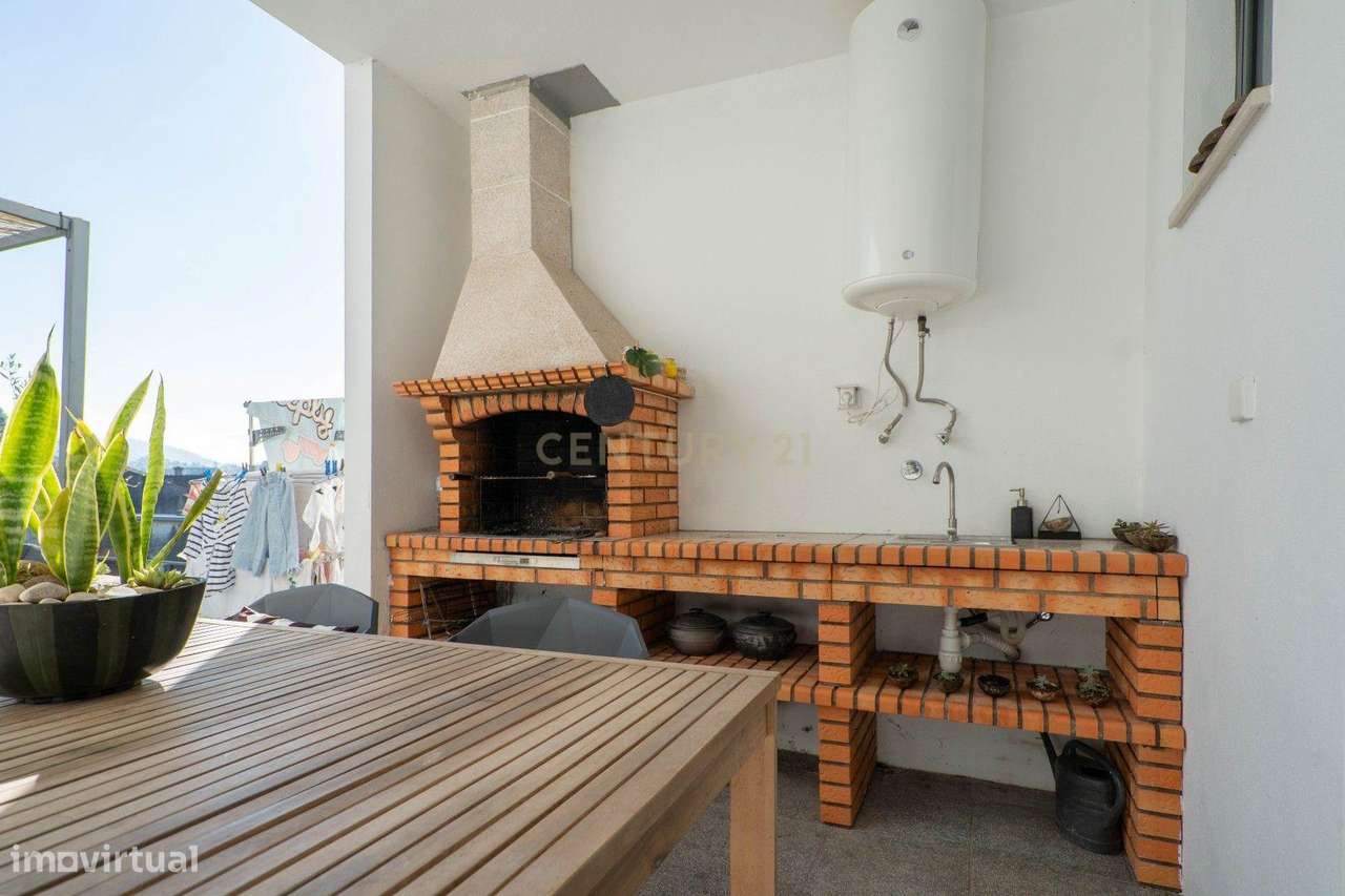 Moradia térrea T3+1 com linhas modernas,varandas,churrasco,jardim,gara-19