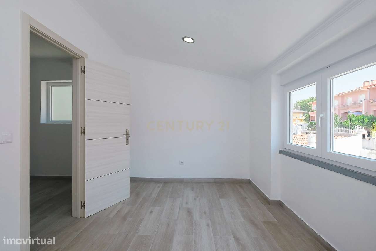 Moradia T4 Renovada no Estoril | Conforto, Espaço e Excelente Localiza-21