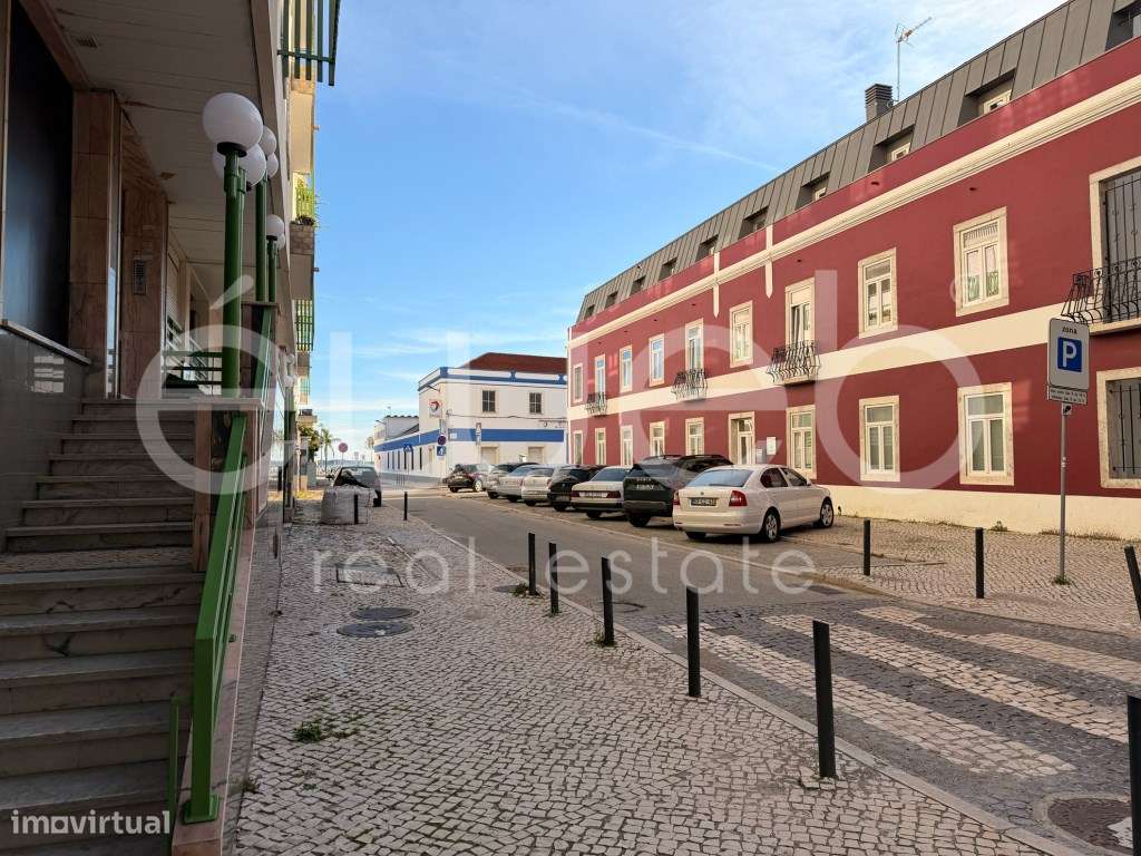 Apartamento T3 com varanda, Luísa Todi-35