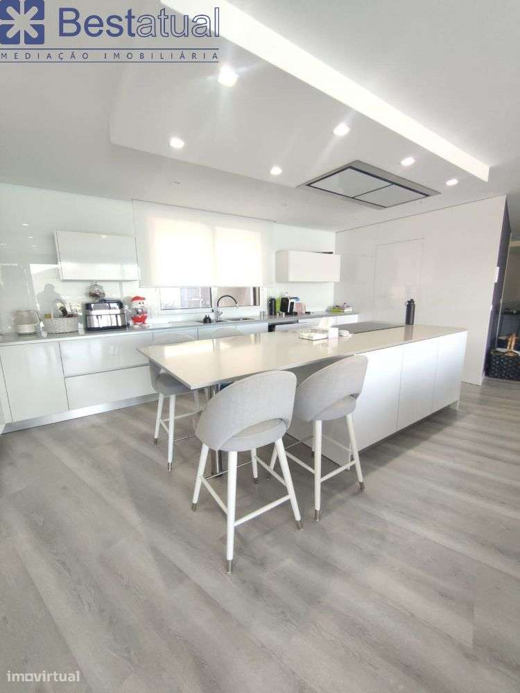 Moradia T 3 -4 frentes- de Luxo c/Piscina - Sande São Lourenço-21