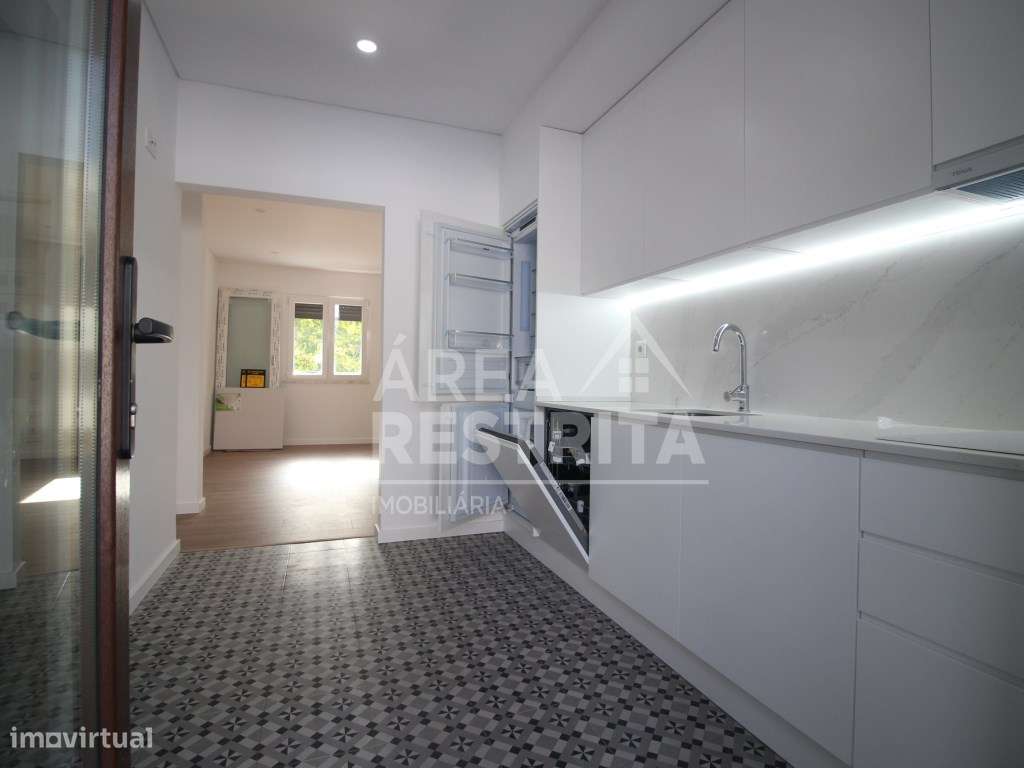 Rés-do-Chão de Moradia Bi-Familiar, com quintal na Torre da Marinha... - Grande imagem: 5/47