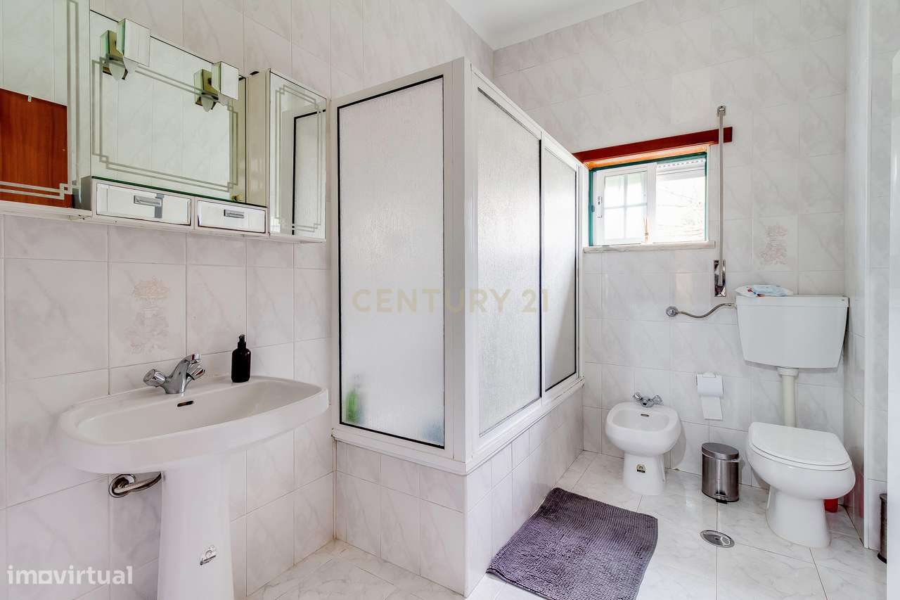 Prédio com 2 apartamentos+garagem+terreno-29