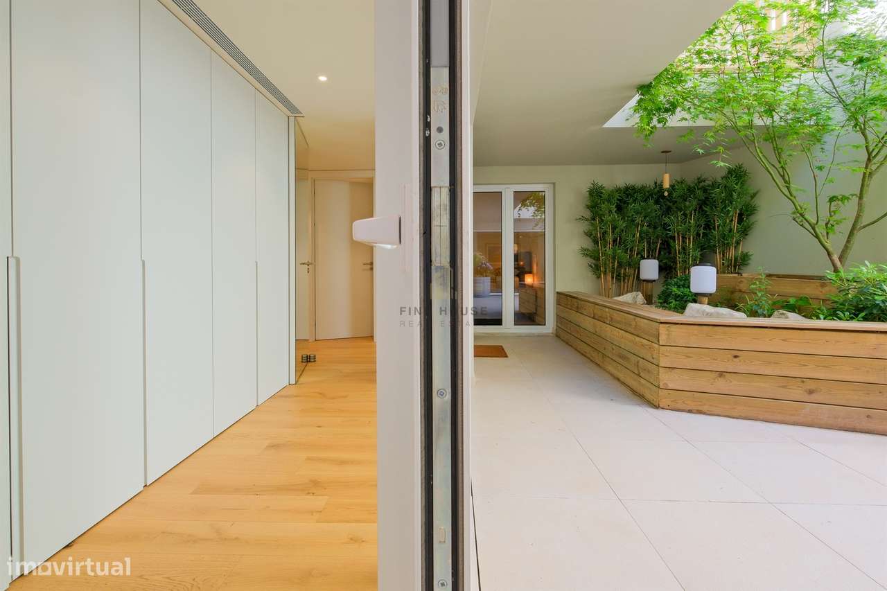 Apartamento T3 em condomínio privado, com terraços e garagem, no Prínc-28