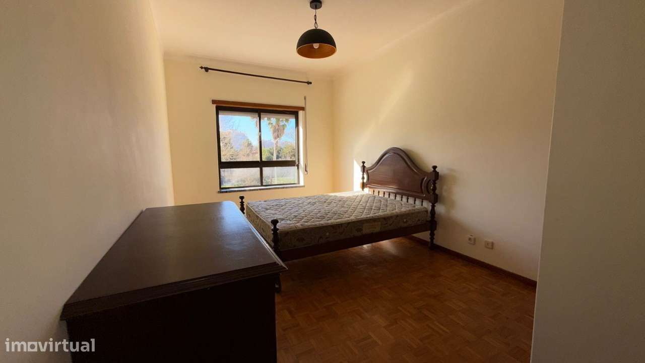 Apartamento T2 com 2 casas de banho e varanda. Junto a hipermercado...-14