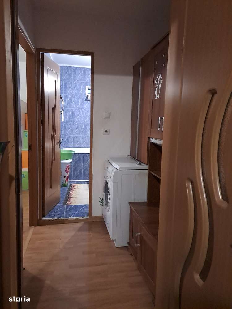 Vând apartament cu 2 camere ,etaj 2,zona centru,mobilat-8