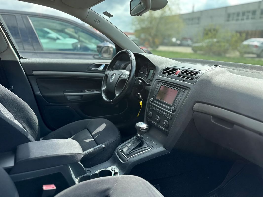 Skoda Octavia 1.6 FSI Elegance Aut - 7