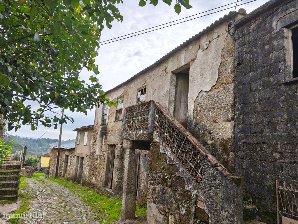 Casa antiga, em pedra, para recuperar.-8