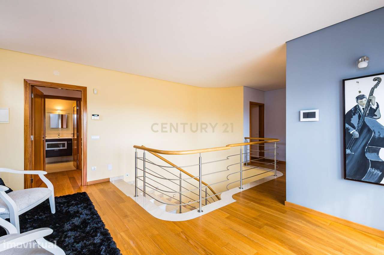 Moradia Exclusiva com Piscina, Jardim e Áreas Amplas-20