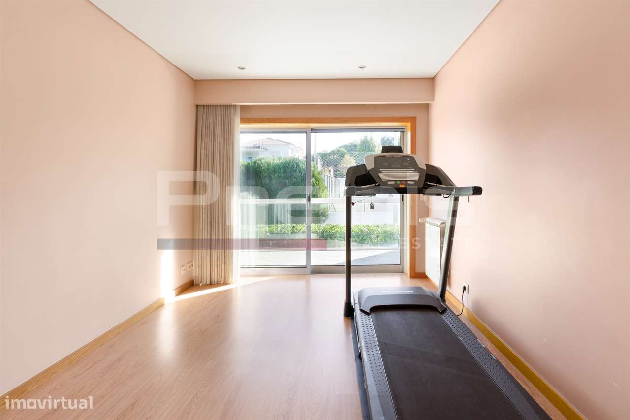 Moradia T5, com jardim e garagem para 4 carros, em Vila Nova de Gaia-23