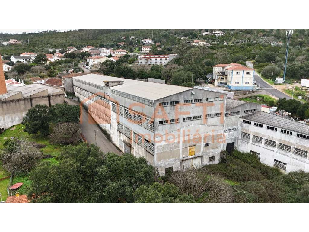 Armazém industrial de uma antiga fabrica de têxteis - Grande imagem: 3/35