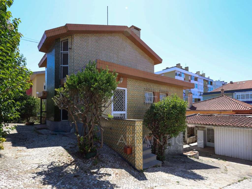 Moradia T6 em Monte Abraão-53