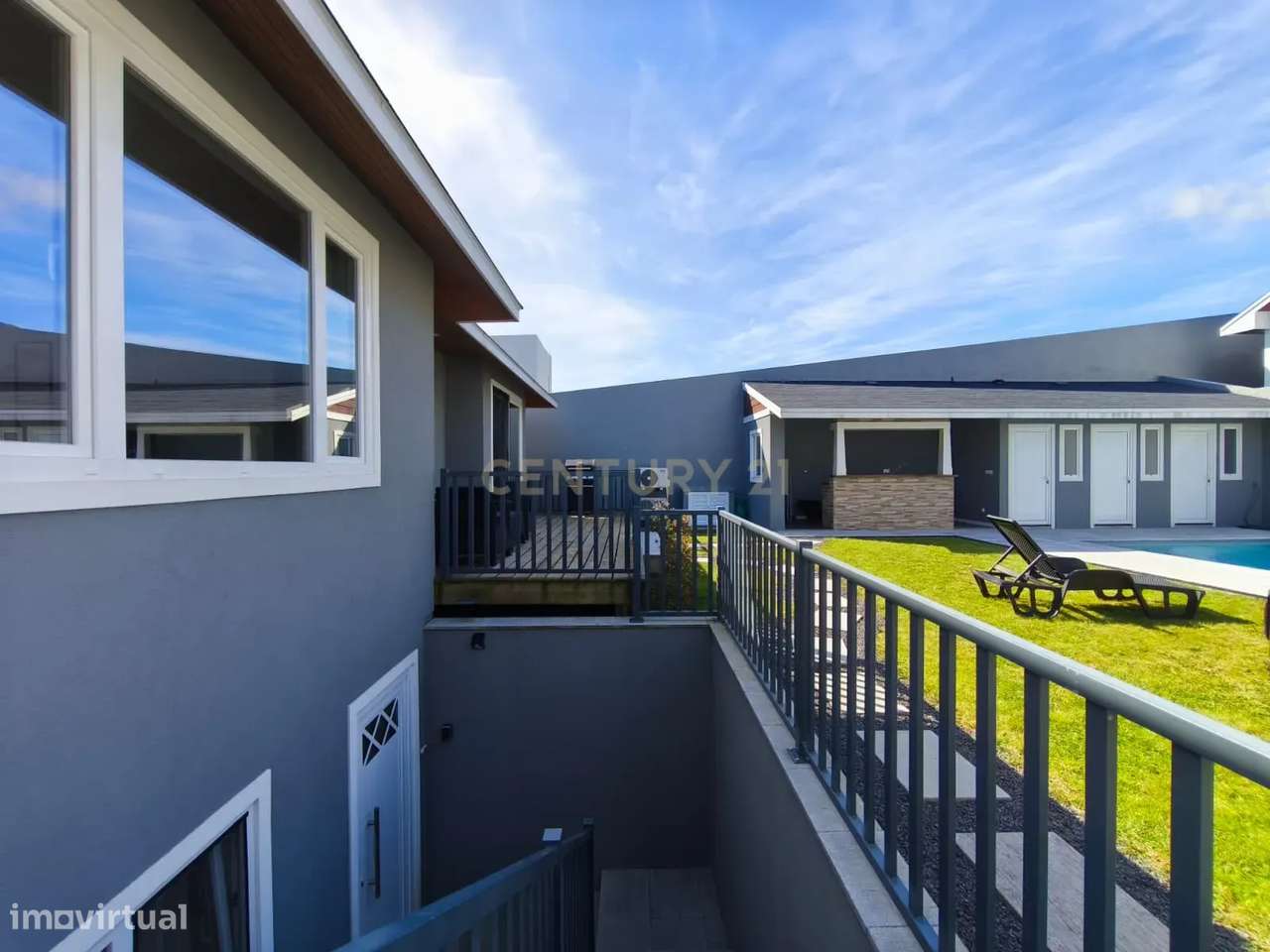 Moradia Moderna com Piscina + Apartamento Independente | Construção 20-45