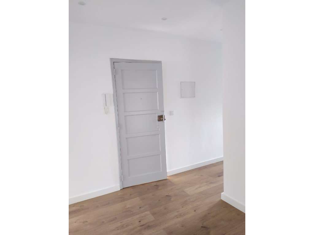 T2 remodelado e semiequipado na Amadora-9