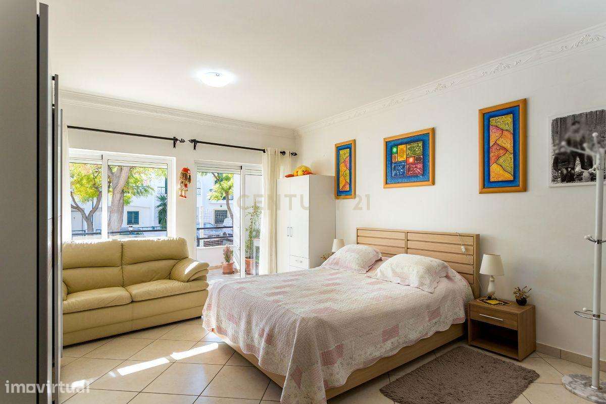 Apartamento T2 com Grandes Varandas e estacionamento no Mato Santo Esp-8