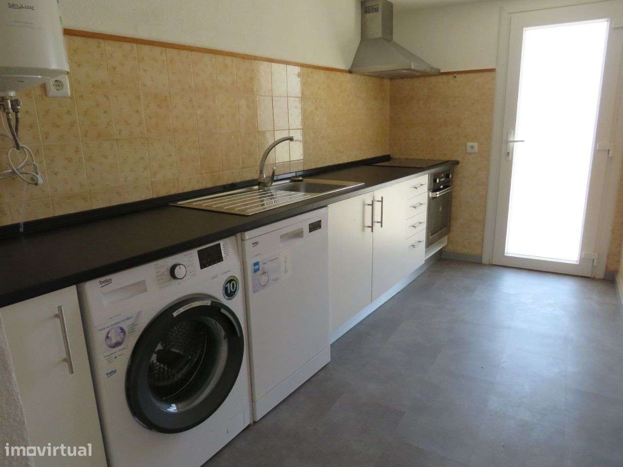 Vende-se Fração A - R/C Moradia Bifamiliar toda remodelada - Grande imagem: 3/30