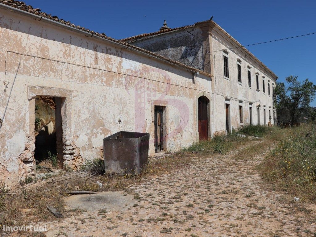 Moradia T13 com brazão, em ruína, para venda em Albufeira...