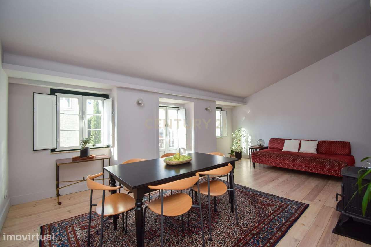 Apartamento com mezzanine e potencial de reconversão na Estrela-2