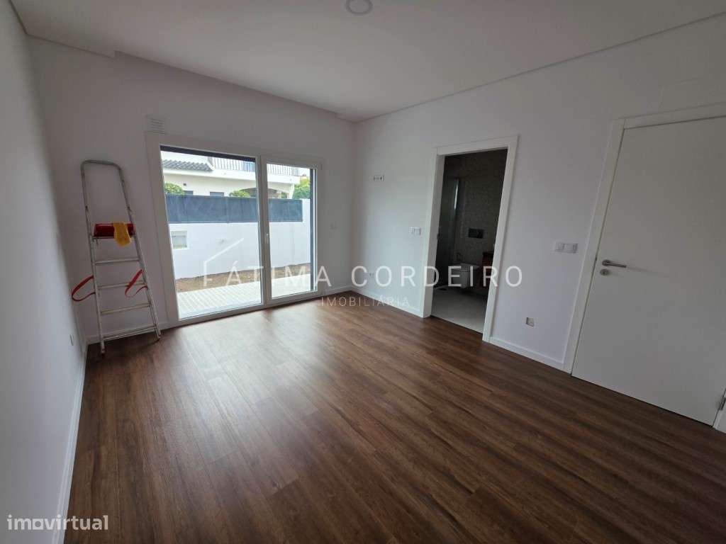 Fantástica Moradia Isolada Térrea T4 Fernão Ferro-10