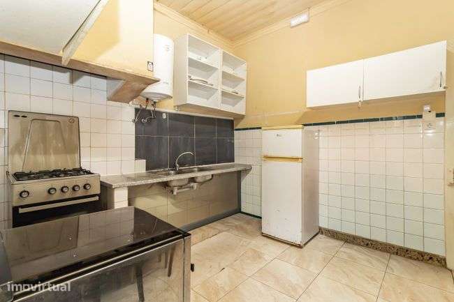 Prédio  2 Apartamentos 2 lojas Venda Barreiro-8