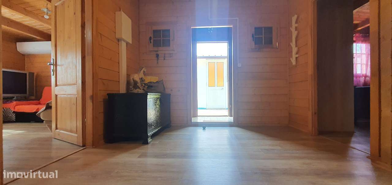 Lindíssima Moradia em Madeira inserida num terreno de 540m2 garagem-13