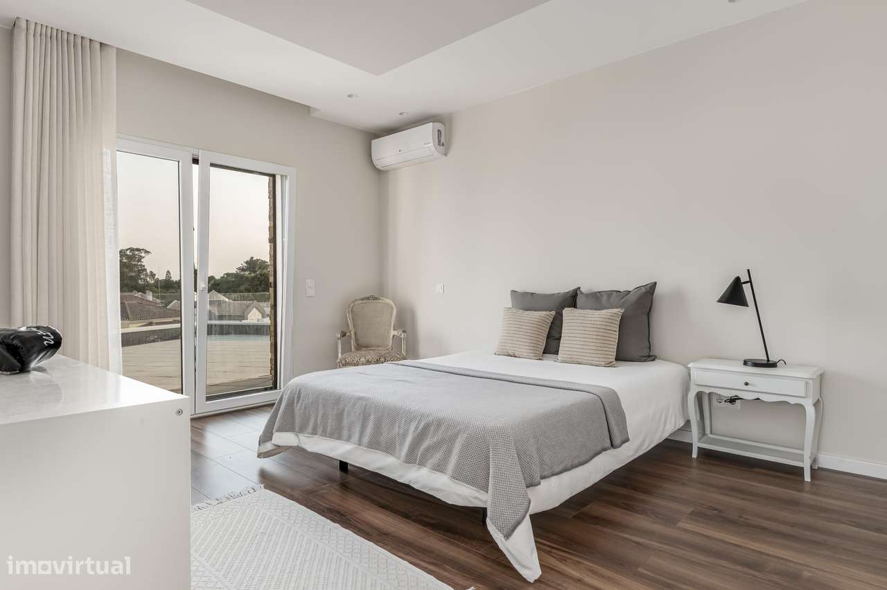 Moradia T8 com 477m2 e Terreno de 1.048m2 na Charneca da Caparica - Grande imagem: 5/47