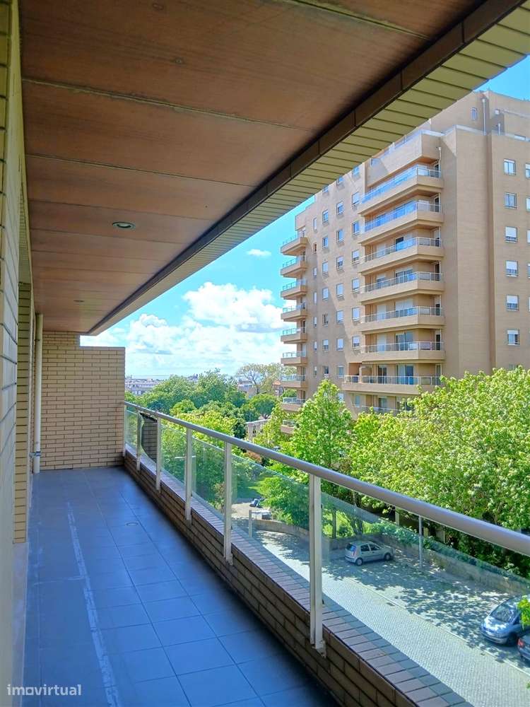 Apartamento T3 com Varanda junto à Praça do Império – Foz do Douro-0