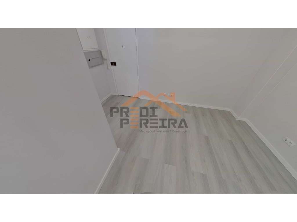 Situado no centro da Amadora. T1 com varanda, remodelado.-12