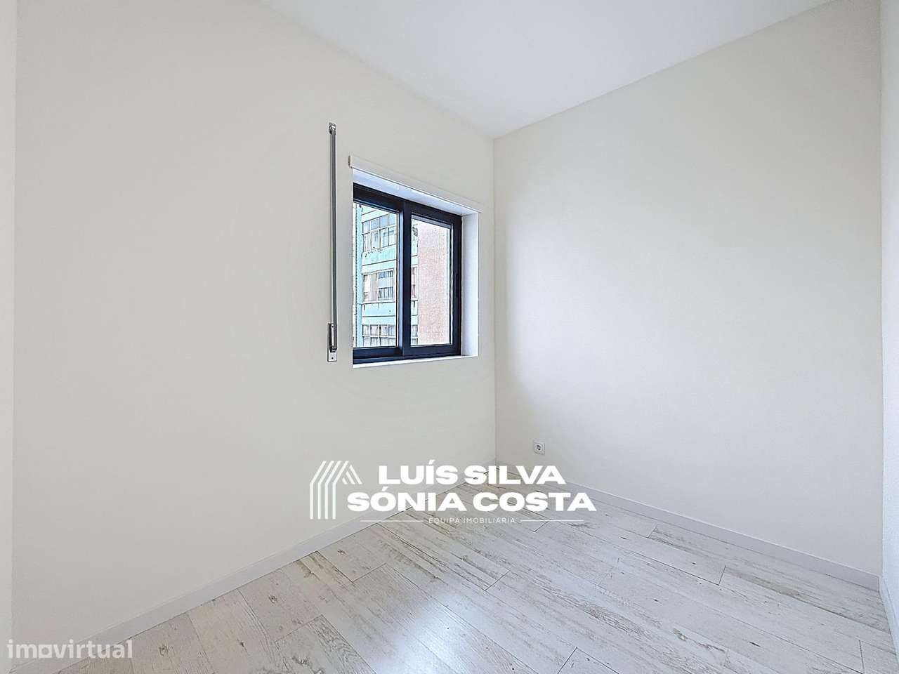 Apartamento T4 Totalmente Remodelado com 2 Varandas e Elevador –...-28