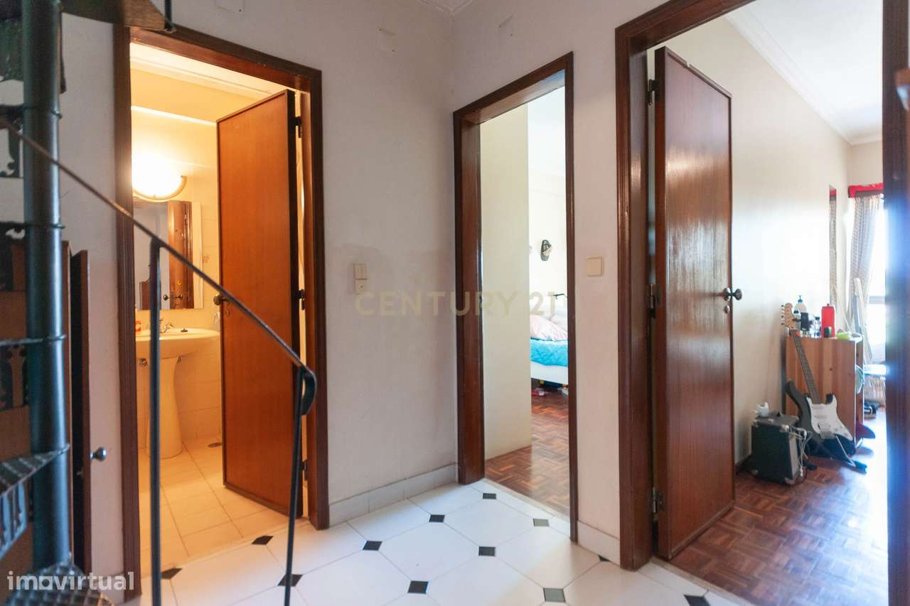 T2+1 Duplex com Garagem em Carcavelos-26