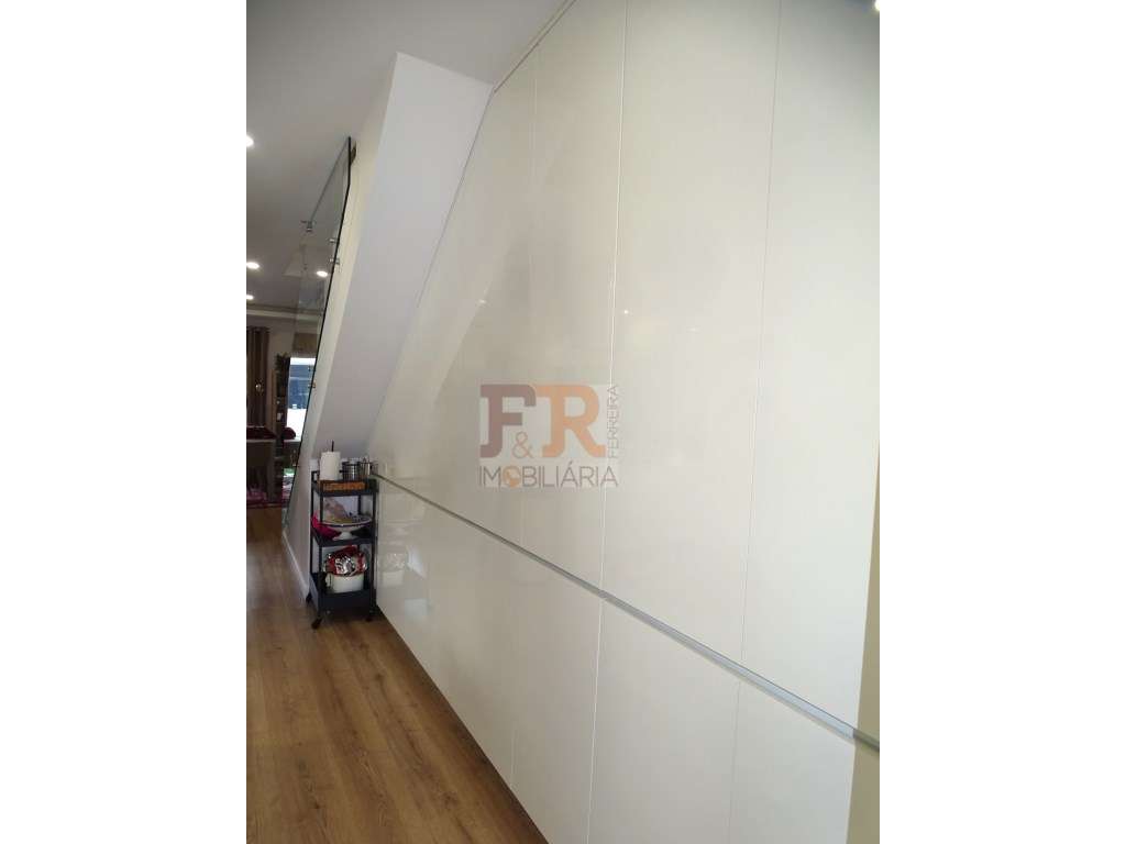 Semi-Nova Geminada Duplex T3 com Piscina Fernão Ferro-18