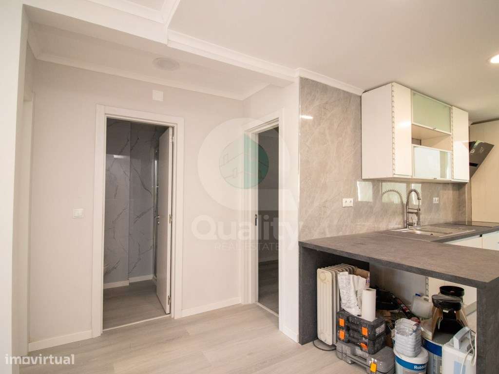 Apartamento T2 totalmente remodelado, localizado numa das zonas mai...-8