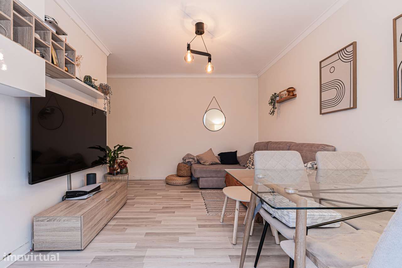 Apartamento T2, num 1º andar na sobreda - Grande imagem: 3/31