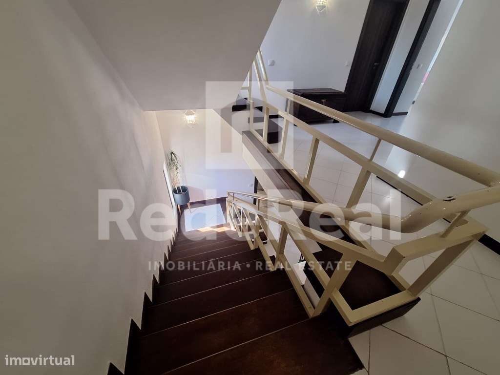 Moradia T3 + 1 com Boas Áreas em Lote de 300 m² - Centro de Albufeira-35