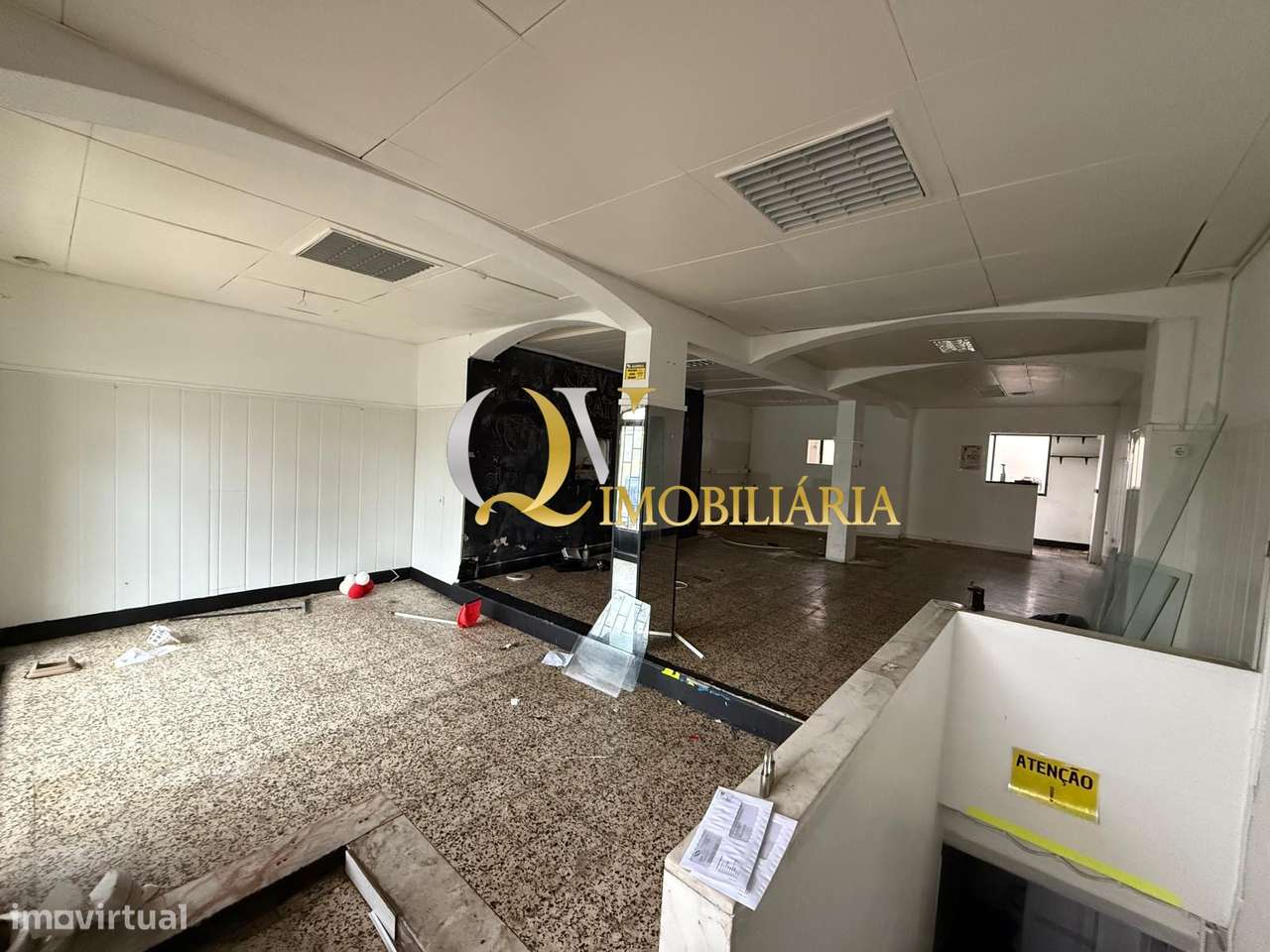 Excelente loja para venda sita no Cacém-17