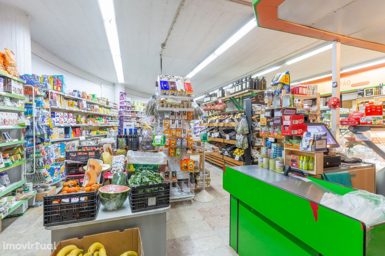 Minimercado - a funcionar em pleno - Mercado de Rio de Mouro