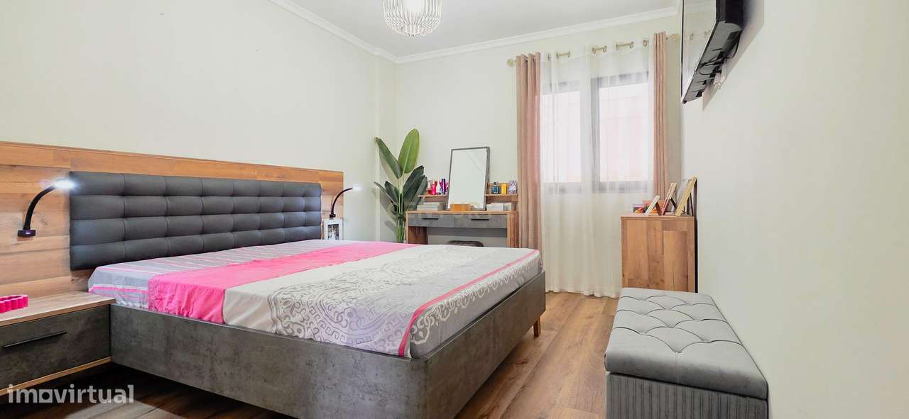 Apartamento T2 Renovado em Santo António-5